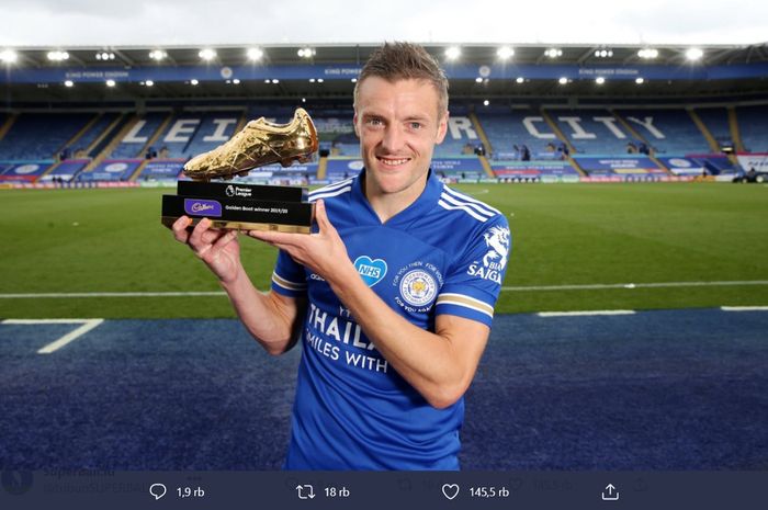 Striker Leicester City Jamie Vardy berpose seusai meraih Premier League Golden Boot (Sepatu Emas Liga Inggris) musim 2019-2020 dengan torehan 23 gol dari 35 laga.