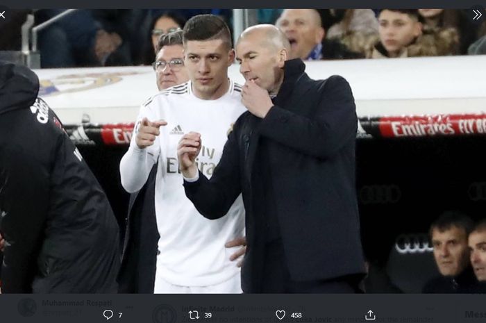 Luka Jovic ketika mendapatkan arahan dari Zinedine Zidane.