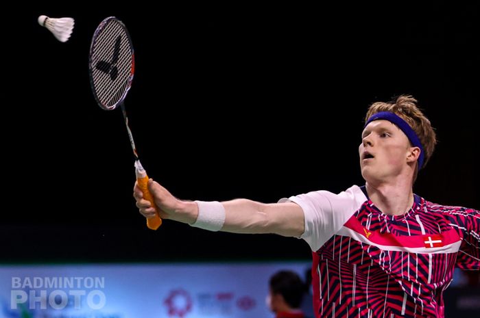 Tunggal putra Denmark, Anders Antonsen saat tampil pada babak pertama Thailand Open I 2021, Rabu (13/1/2021)