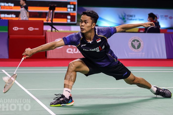 Pebulu tangkis tunggal putra Indonesia, Anthony Sinisuka Ginting, ketika menghadapi Kunlavut Vitidsarn (Thailand) pada babak kedua Thailand Open I 2021 di Impact Arena, Bangkok, Thailand, 14 Januari 2021.