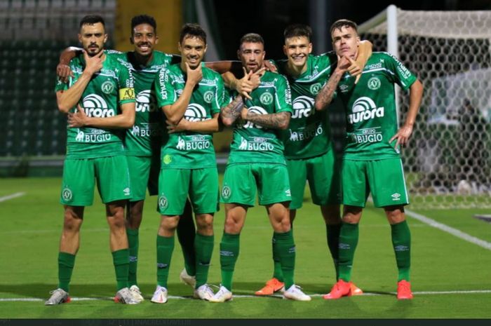 Chapecoense sukses promosi ke Serie A Brasil musim depan, meski sempat mengalami tragedi kecelakaan pesawat.