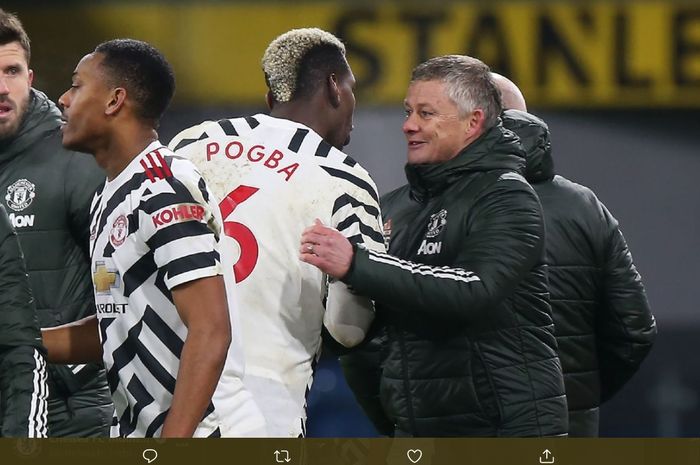 Momen Ole Gunnar Solskjaer bersalaman dengan Paul Pogba usai Manchester United menang 1-0 atas Burnley di laga tunda pekan pertama Liga Inggris 2020-2021.