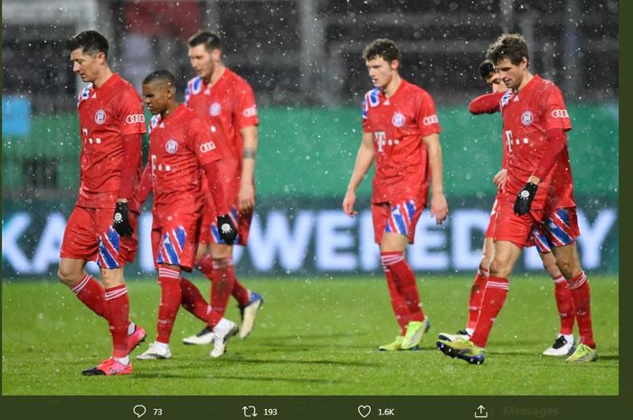 Awak Bayern Muenchen tertunduk lesu setelah disingkirkan Holstein Kiel di ronde kedua DFB Pokal, 13 Januari 2021.