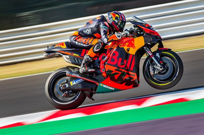 Pembalap Red Bull KTM, Brad Binder, membukukan kemenangan pertama KTM di MotoGP pada seri GP Republik Ceska di Sirkuit Brno, 9 Agustus 2020. 