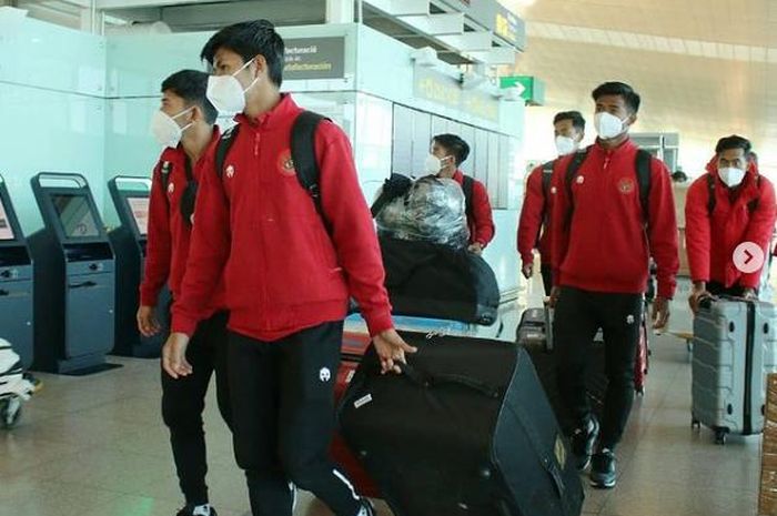 Para pemain timnas U-19 saat bertolak dari Spanyol pada Rabu (13/01)