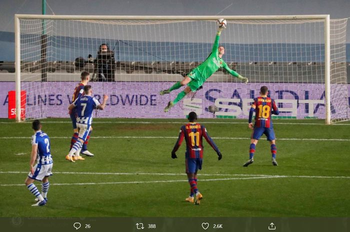 Aksi kiper Barcelona, Marc-Andre ter Stegen, melakukan penyelamatan kala menghadapi Real Sociedad di babak semifinal Piala Super Spanyol.