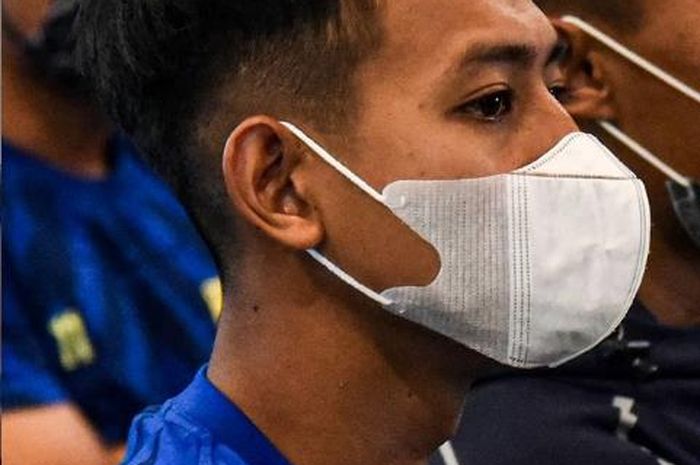 Pemain Persib Beckham Putra sedang mengenakan masker