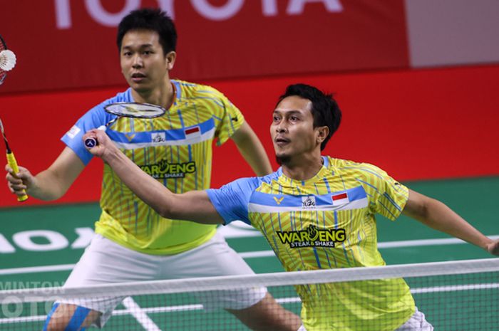 Pasangan ganda putra Indonesia, Mohammad Ahsan/Hendra Setiawan (kanan), pada pertandingan babak kedua Thailand Open I 2021 di Impact Arena, Bangkok, Thailand, 14 Januari 2021.