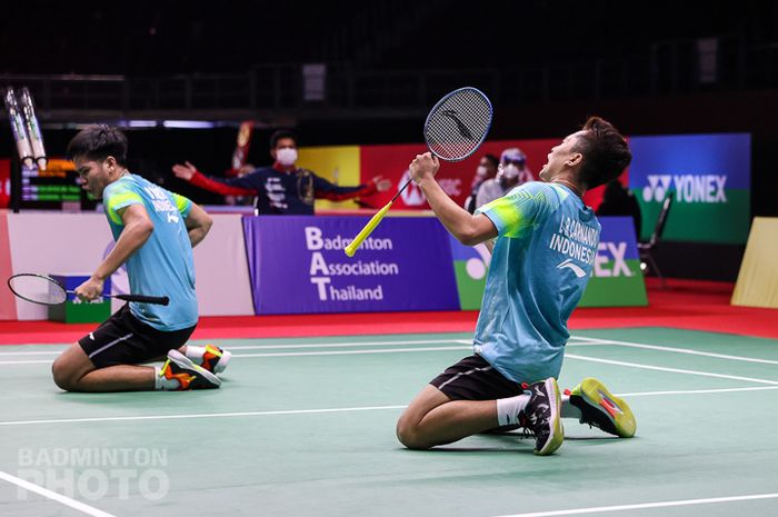 Pasangan ganda putra Indonesia, Leo Rolly Carnando/Daniel Marthin, melakukan selebrasi usai memastikan kemenangan atas rekan senegara mereka, Fajar Alfian/Muhammad Rian Ardianto, pada babak kedua Thailand Open I 2021 yang berlangsung di Impact Arena, Bangkok, Thailand, Kamis (14/1/2021).