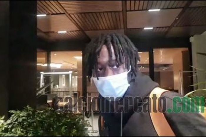 Pemain baru AC MIlan Soualiho Meite saat tiba di Milan,  Kamis (14/1/2021) malam.