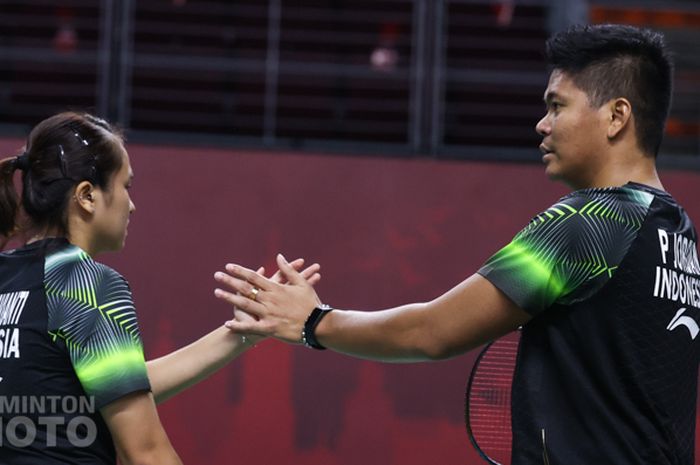 Pasangan ganda campuran Indonesia, Praveen Jordan/Melati Daeva Oktavianti, melakukan tos di sela pertandingan perempat final Thailand Open I 2021 di Impact Arena, Bangkok, Thailand, Jumat (15/1/2021).