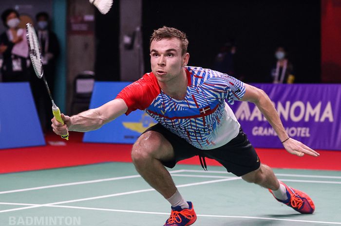 Pebulu tangkis tunggal putra Denmark, Rasmus Gemke, menghadapi Anthony Sinisuka Ginting pada perempatfinal Thailand Open I 2021 di Impact Arena, Bangkok, Jumat (15/1/2021).