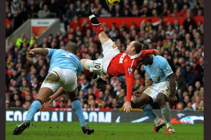 Wayne Rooney mencetak gol salto saat Manchester United mengalahkan Manchester City pada duel 12 Februari 2011.