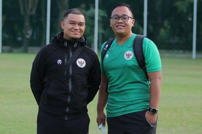 Fisioterapis Persita Tangerang sekaligus timnas U-22 Indoneisa, Denny Shulton (kanan). 