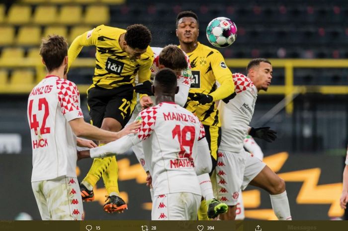 Bayern Muenchen selamat karena masih berada di puncak klasemen Bundesliga, sementara Borussia Dortmund gagal tembus tiga besar.