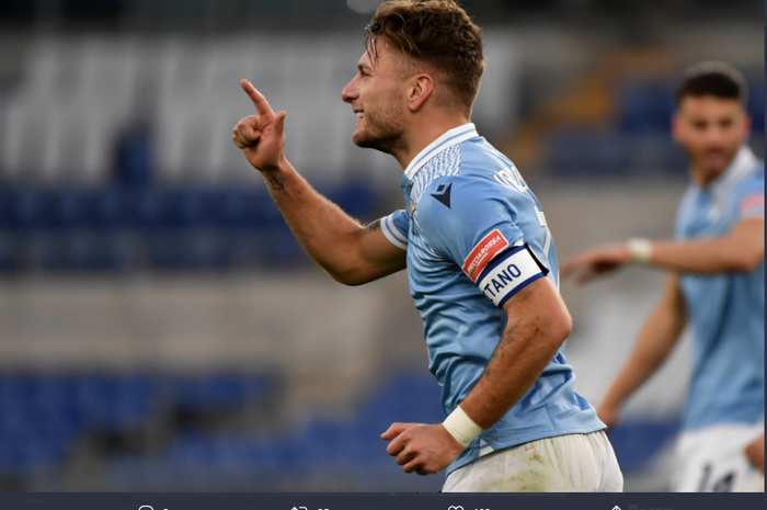 Selebrasi striker Lazio, Ciro Immobile, usai mencetak gol pembuka ke gawang AS Roma di pekan ke-18 Liga Italia, Sabtu (16/1/2021)