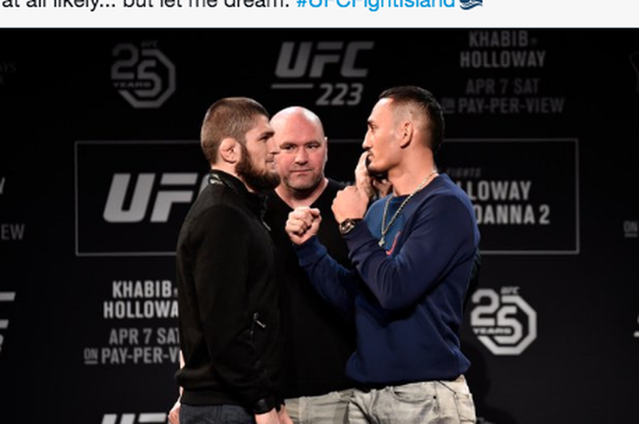 Khabib Nurmagomedov (kiri) dan Max Holloway (kanan) saat sesi tatap muka di acara UFC 223