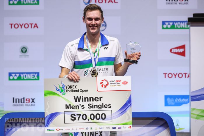 Pebulu tangkis tunggal putra Denmark, Viktor Axelsen, berpose setelah menjuarai Thailand Open I 2021 di Impact Arena, Bangkok, Minggu (17/1/2021).