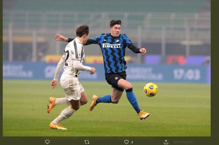 Bek Inter Milan, Alessandro Bastoni (kanan), beraksi dalam partai Liga Italia melawan Juventus di Giuseppe Meazza, 17 Januari 2021.