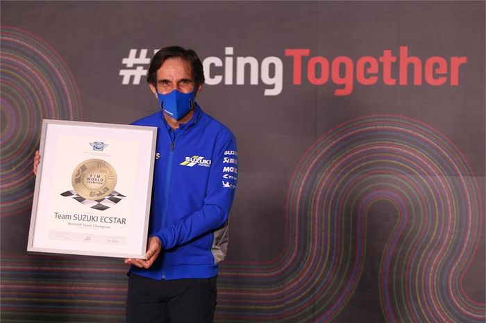 Manajer Tim Suzuki, Davide Brivio, ketika menerima penghargaan sebagai juara kategori tim pada MotoGP 2020 di Sirkuit Algarve, Portimao, Portugal, 22 November 2020.