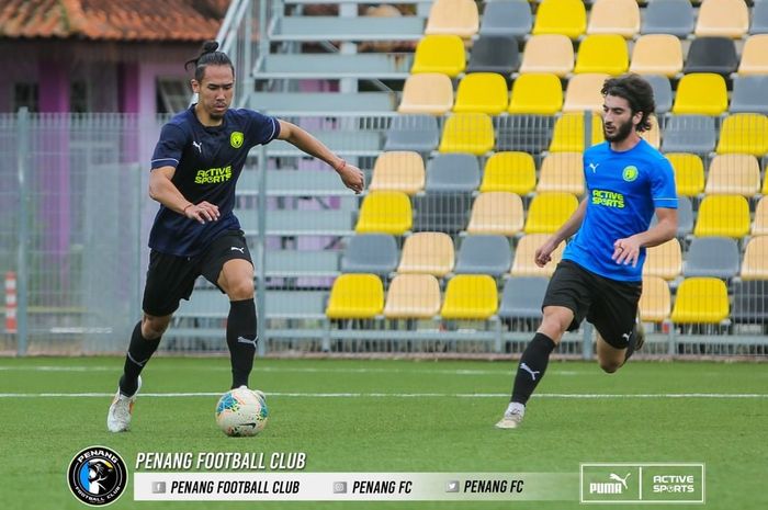 Bek timnas Indonesia, Ryuji Utomo, saat mengikuti sesi latihan Penang FC di Malaysia.