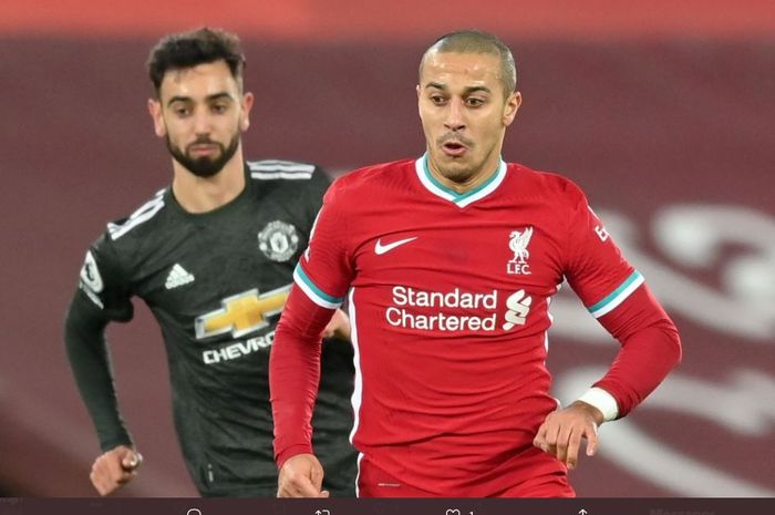 Thiago Alcantara berduel dengan Bruno Fernandes dalam laga antara Liverpool dan Manchester United di Stadion Anfield, Minggu (17/1/2021).