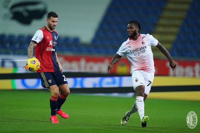 Gelandang AC Milan, Franck Kessie (kanan), hendak menerima bola saat menghadapi Cagliari dalam laga pekan ke-18 Liga Italia 2020-2021 di di Stadion Sardegna Arena, Senin (18/1/2021) waktu setempat atau Selasa pukul 02.45 WIB.