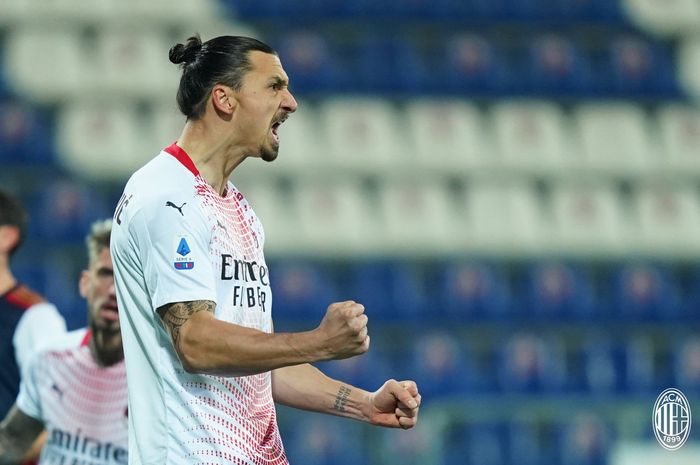 Penyerang AC Milan, Zlatan Ibrahimovic, merayakan gol ke gawang Cagliari dalam laga pekan ke-18 Liga Italia 2020-2021 di di Stadion Sardegna Arena, Senin (18/1/2021) waktu setempat atau Selasa pukul 02.45 WIB.