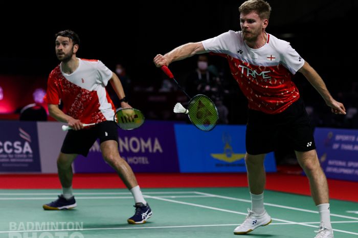 Ganda putra Inggris, Chris Langridge dan Marcus Ellis saat bertanding pada babak pertama Thailand Open II 2021, Rabu (20/1/2021)