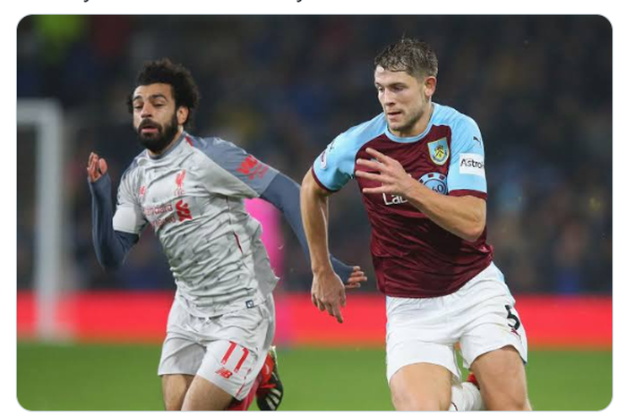 Striker Liverpool, Mohamed Salah (kiri) saat berduel dengan bek Burnley, James Tarkowski.