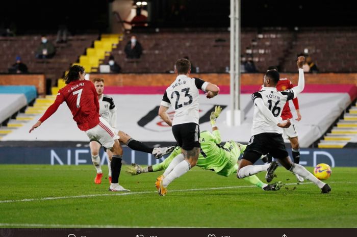 Edinson Cavani mencetak gol ke gawang Fulham pada laga Manchester United kontra Fulham pada laga tunda pekan ke-18 Liga Inggris 2020-2021.