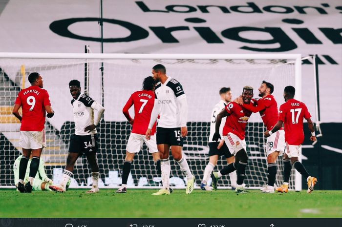 Momen Paul Pogba merayakan gol bersama rekan-rekan di Manchester United usai mencetak gol ke gawang Fulham pada laga tunda pekan ke-18 Liga Inggris 2020-2021.