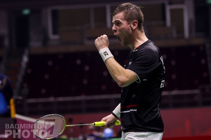 Pebulu tangkis tunggal putra Denmark, Hans-Kristian Solberg Vittinghus, mengalahkan Shesar Hiren Rhustavito (Indonesia) pada babak kedua Thailand Open II 2021 di Impact Arena, Bangkok, Thailand, 21 Januari 2021.