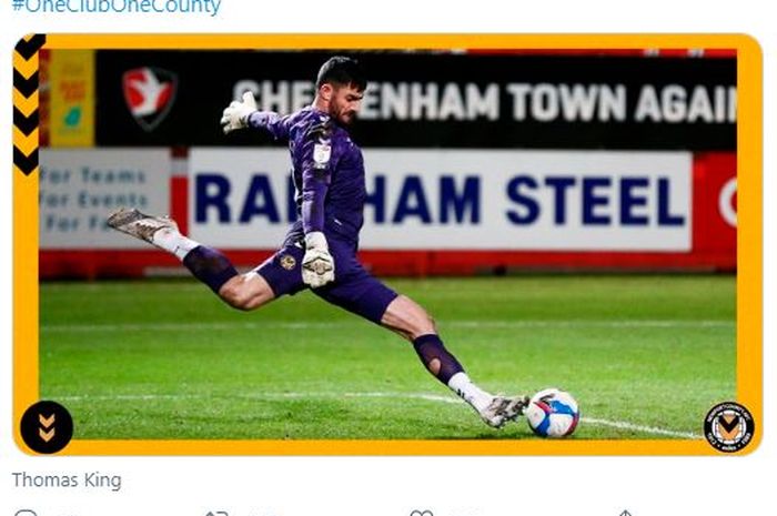 Kiper Newport County, Tom King, saat hendak melepaskan tendangan yang berbuah gol terpanjang dalam sejarah sepakbola