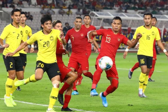 Pemain Timnas Indonesia Manahati Lestusen (no 13) berebut bola dengan pemain Timnas Malaysia pada kualifikasi Piala Dunia 2022 di Stadion Utama Gelora Bung Karno, Jakarta, Kamis (5/9/2019. Indonesia kalah 2-3.