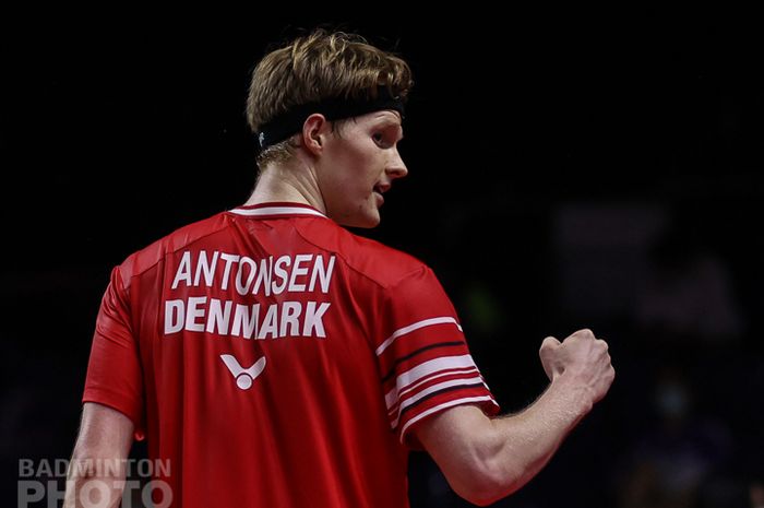 Pemain tunggal putra Denmark, Anders Antonsen, melakukan selebrasi pada pertandingan perempat final Thailand Open II 2021 yang berlangsung di Impact Arena, Bangkok, Thailand, Jumat (22/1/2021).