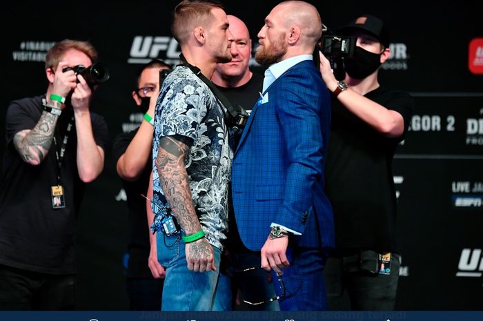 Dustin Poirier dan Conor McGregor pada sesi staredown menjelang UFC 257. UFC 257 akan digelar di Fight Island, Abu Dhabi, UEA, pada Minggu (24/1/2021) pagi WIB.