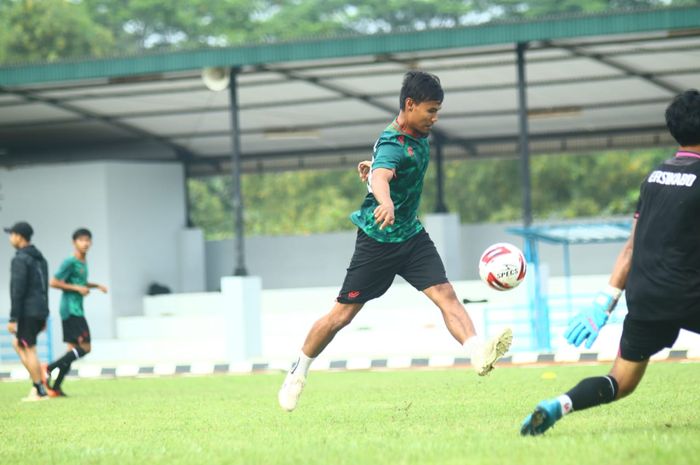 Aditya Putra Dewa tengah menjalani latihan bersama Tira Persikabo