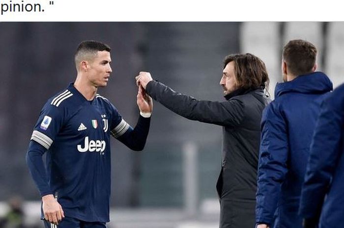 Megabintang Juventus, Cristiano Ronaldo, bersalaman dengan pelatih Andrea Pirlo.