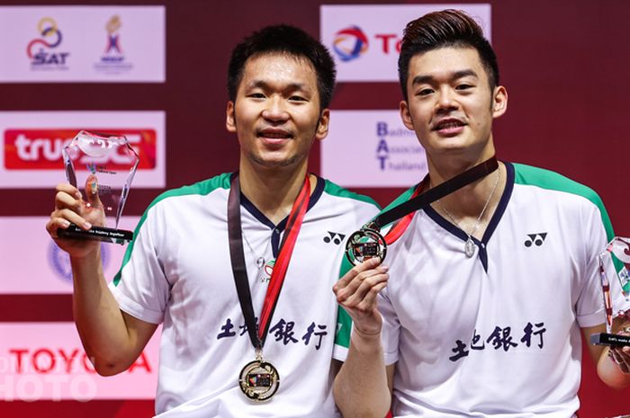 Pasangan ganda putra Taiwan, Lee Yang/Wang Chi-Lin, berpose dengan medali emas serta plakat juara Thailand Open II 2021 di Impact Arena, Bangkok, Thailand, Minggu (24/1/2021).