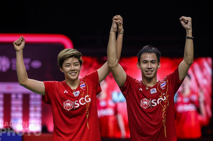 Pasangan ganda campuran Thailand, Dechapol Puavaranukroh/Sapsiree Taerattanachai, melakukan selebrasi setelah memastikan diri keluar sebagai juara Thailand Open II 2021 di Impact Arena, Bangkok, Thailand, Minggu (24/1/2021).