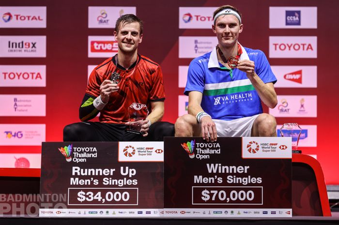 Pebulu tangkis tunggal putra Denmark, Viktor Axelsen (kanan) dan Hans-Kristian Solberg Vittinghus, berpose di podium kampiun Thailand Open II 2021 yang digelar di Impact Arena, Bangkok, Thailand, Minggu (24/1/2021).