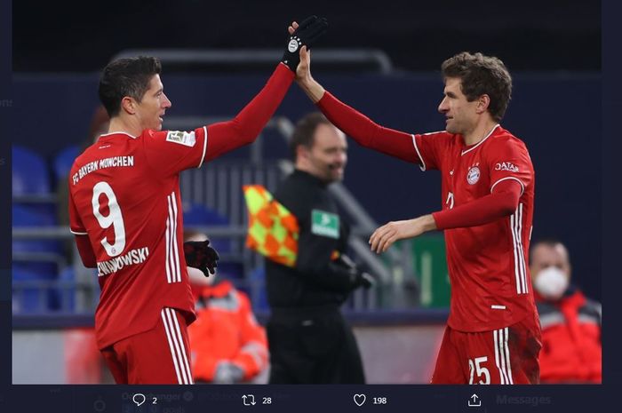 Robert Lewandowski dan Thomas Mueller mencetak gol Bayern Muenchen ke gawang Schalke dalam lanjutan Bundesliga, 24 Januari 2021.