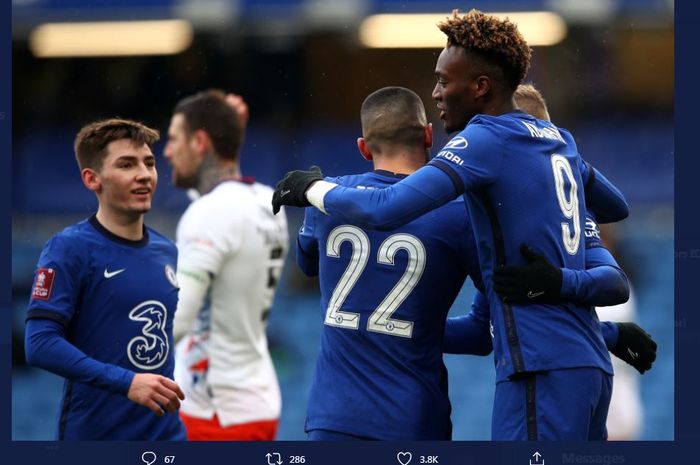 Tammy Abraham (kanan) mencetak hattrick untuk Chelsea ke gawang Luton Town di Piala FA, 24 Januari 2021.