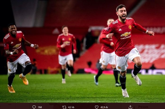 Gelandang Manchester United Bruno Fernandes (kanan) selebrasi gol ke gawang Liverpool dalam putaran keempat Piala FA di Stadion Old Trafford, Senin (25/1/2021) dini hari WIB. Gol itu tercipta berkat bisikan keramat Edinson Cavani.