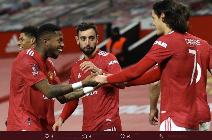 Edinson Cavani (kanan) dan Bruno Fernandes (tengah) merayakan gol Manchester United bersama Fred.