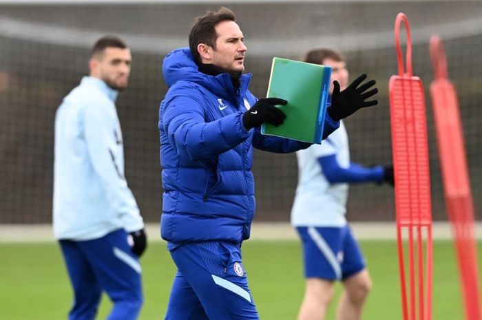 Pandit sepak bola Inggris, Paul Merson, menyebut Chelsea seharusnya lebih bersabar sebelum memecat pelatih mereka, Frank Lampard.  