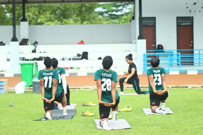 Sejumlah pemain Persikabo sedang mengikuti senam Yoga sebelum latihan pada Senin (25/1)