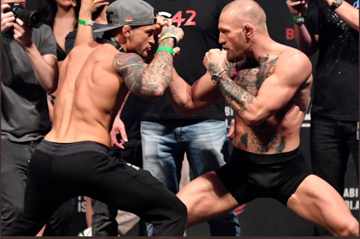 Conor McGregor (kanan) mulai menebar ancaman untuk Dustin Poirier 