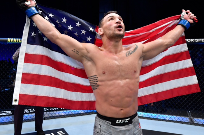 Petarung kelas ringan UFC, Michael Chandler, saat melakukan selebrasi usai menghabisi Dan Hooker pada ajang UFC 257, Minggu (24/1/2021).